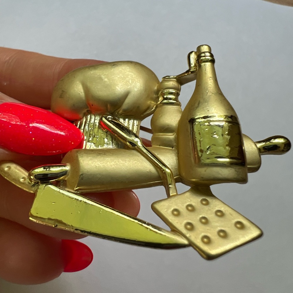 AJC Vintage Chef Brooch - Gold Tone - Picture 5 of 8